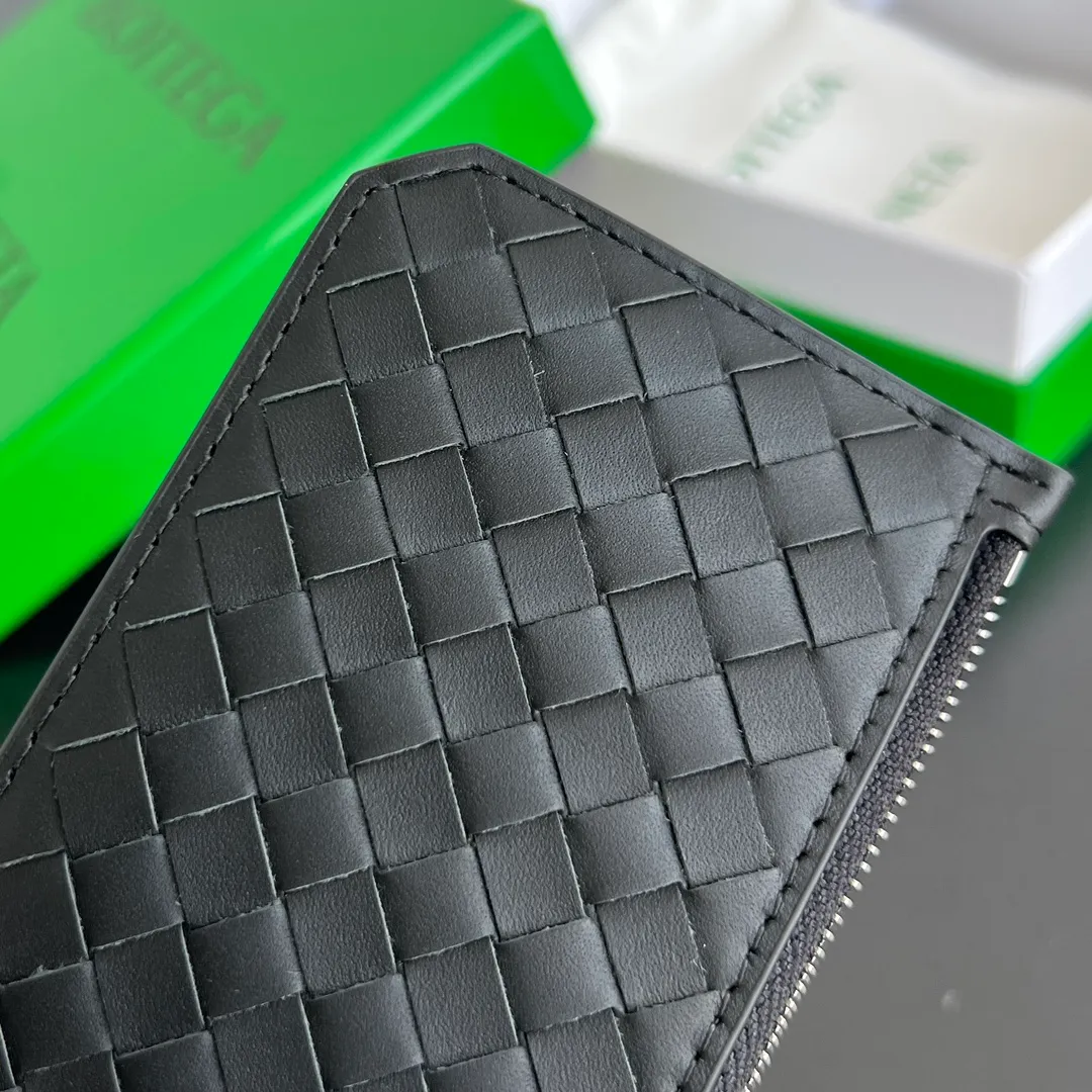 BV’s new 805827 vertical zipper card holder 🎈 The classic small woven work that I miss 0.7 is back. It’s really very design-friendly. The calfskin texture is high-end. It’s carefully designed with five card slots and a central compartment. You can also put cash in for daily use. You deserve to have such an thoughtful design. Size: 12*7*0.5 layers cm P540